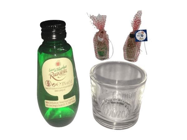 Licor de orujo de hierbas con vaso
